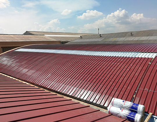 Imagen de tejado con chapa grecada curva, diferentes colores.