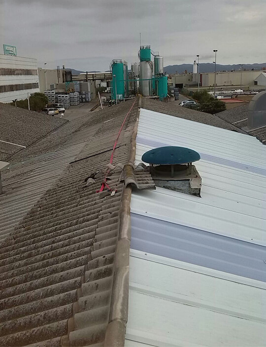 Imagen trabajadores, desmontando un tejado.